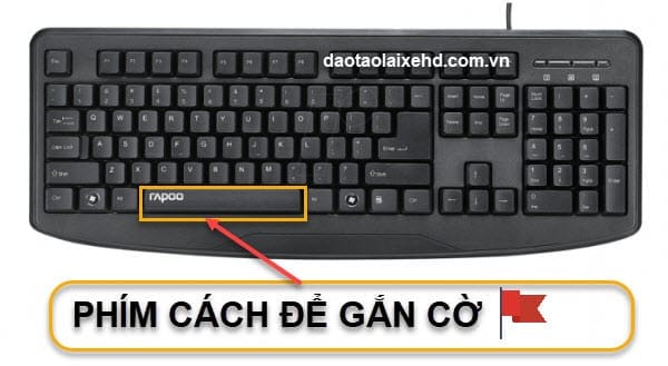 Bàn phím với phím CÁCH được nhấn
