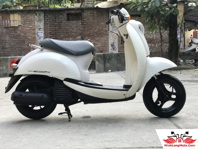 Bánh xe trước của Honda Scoopy 50cc với phanh cơ