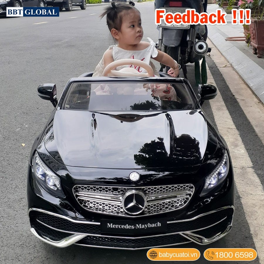 Bé gái ngồi lái xe thể thao mui trần màu trắng, trông rất tự tin và sang trọng