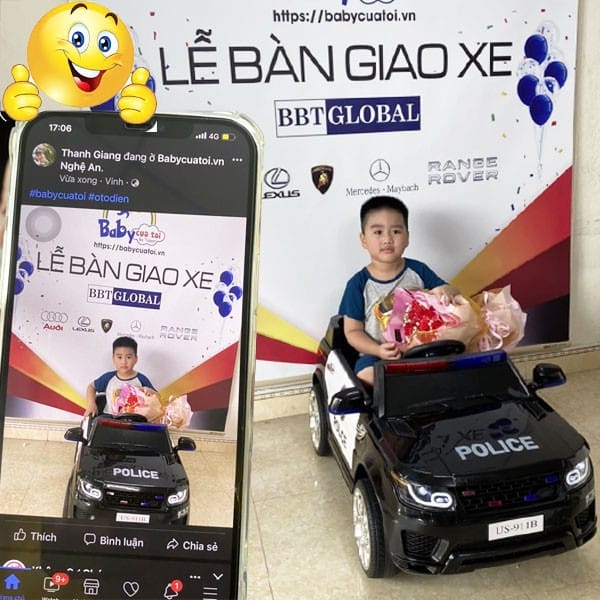 Bé ngồi trên xe ô tô trẻ em cảnh sát kiểu Mỹ, đèn xe bật sáng