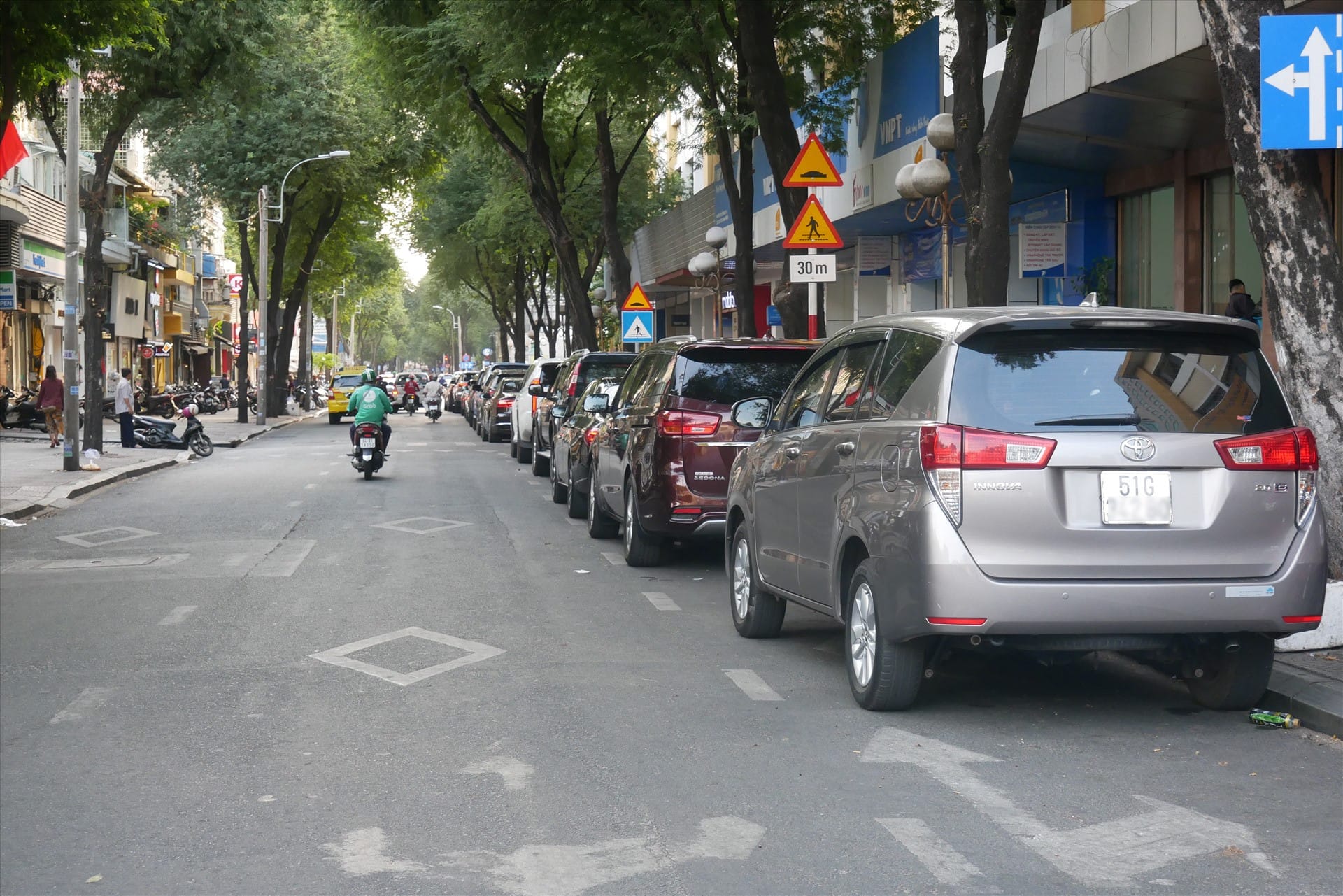 Biển báo giao thông quy định dừng xe và đỗ xe, giúp người lái xe hiểu đúng khái niệm dừng xe.