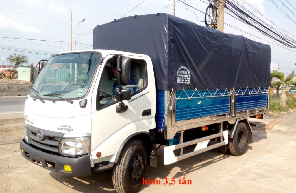 Cabin xe tải Hino 3 5 tấn bền bỉ và mạnh mẽ trên đường