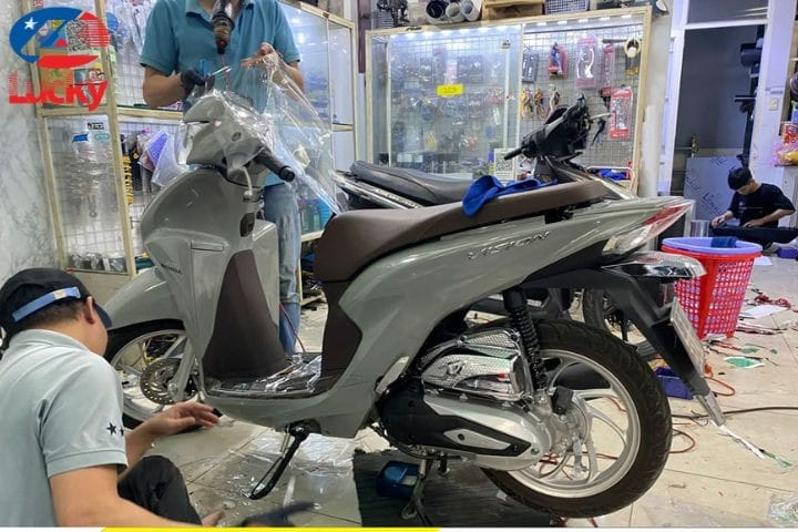 Cách dán chống xước cho xe máy tại nhà