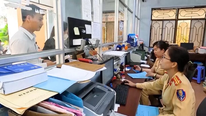 Cán bộ công an hướng dẫn quy trình và chi phí đăng ký xe máy