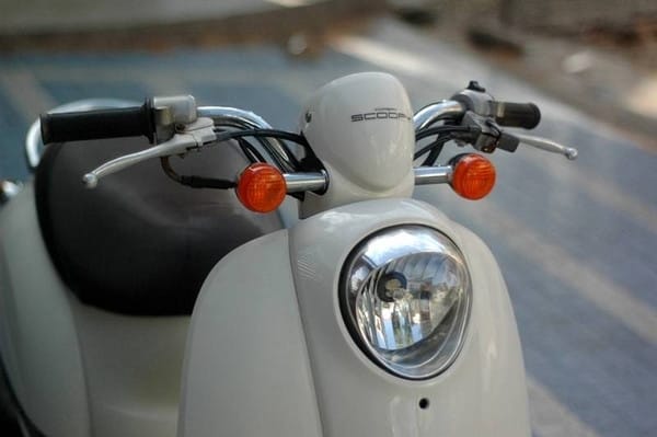 Cận cảnh tem số 4 và bầu lọc gió trên Honda Scoopy 50cc