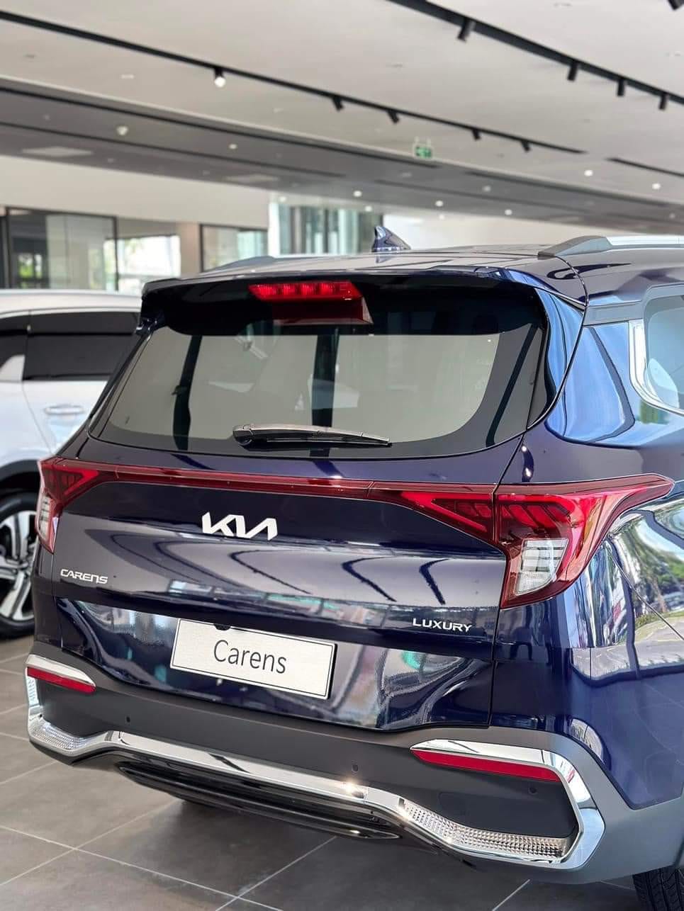 Cản sau của Kia Carens 2025 chạy viền chrome cứng cáp