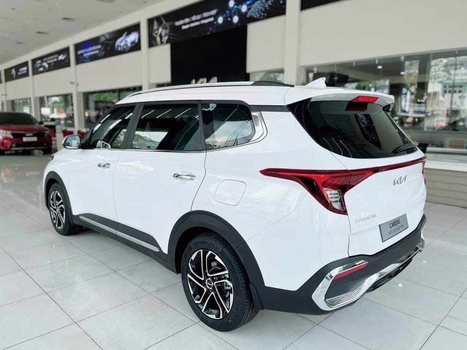 Cánh hướng gió và đèn phanh trên cao được trang bị trên Kia Carens 2025