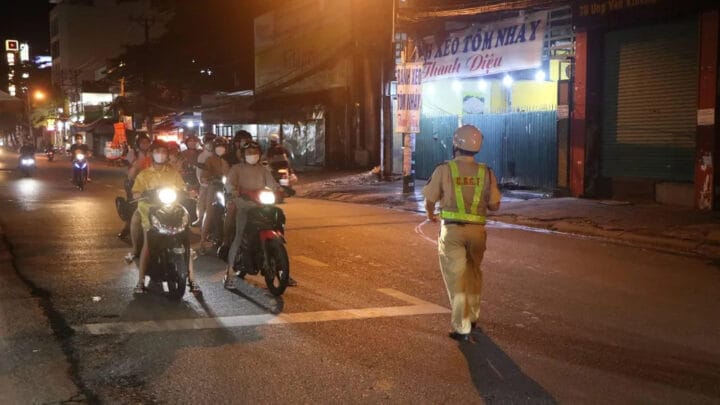 Cảnh sát giao thông đang làm nhiệm vụ trên đường phố, minh họa việc giám sát và xử lý vi phạm giao thông qua phạt nguội xe máy.