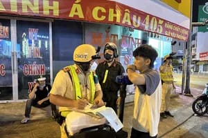 Cảnh sát giao thông thực hiện nhiệm vụ kiểm tra và xử lý vi phạm liên quan đến giao xe không bằng lái