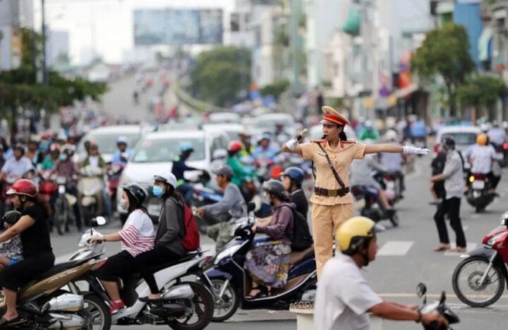 Cảnh sát giao thông xử phạt người điều khiển xe máy đi ngược chiều