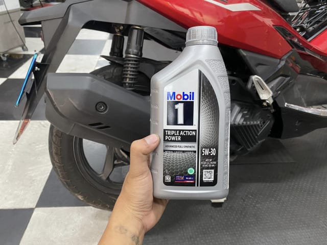Chai dầu nhờn cao cấp Mobil 1 cho xe tay ga