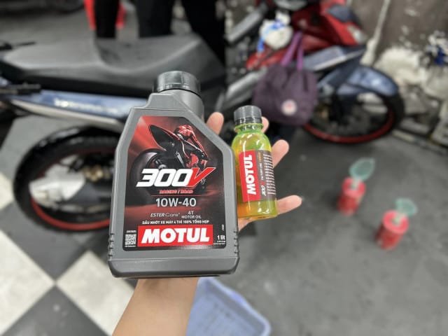 Chai dầu nhờn xe tay ga Motul 300V Racing Road cao cấp
