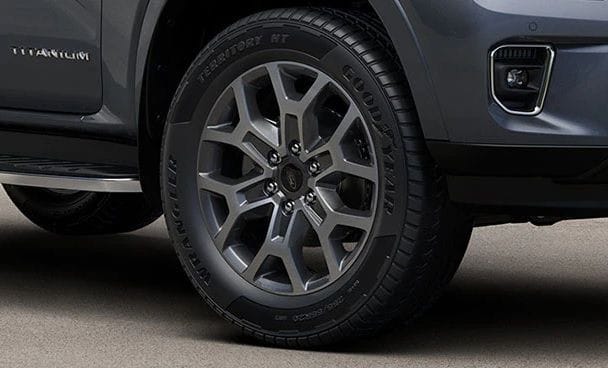Chi tiết mâm và lốp chắc chắn của Ford Everest, tối ưu cho khả năng vận hành linh hoạt trên nhiều địa hình.