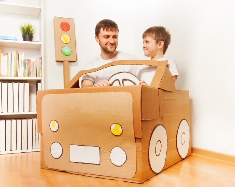 Chiếc xe lớn từ thùng carton để bé có thể ngồi vào và chơi