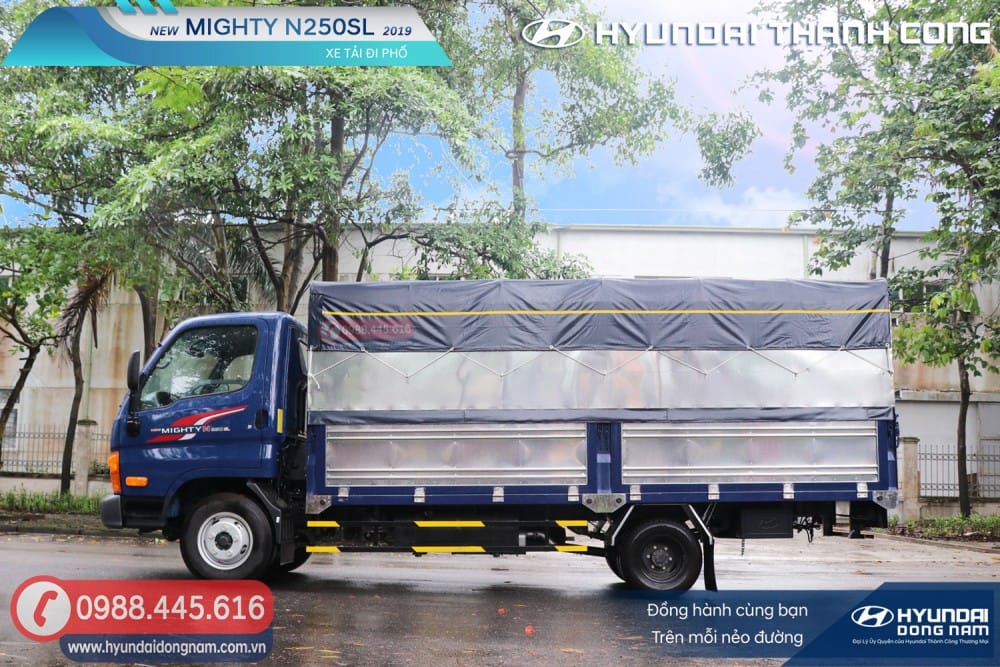 Chiếc xe tải Hyundai N250SL 2,5 tấn thùng mui bạt màu trắng