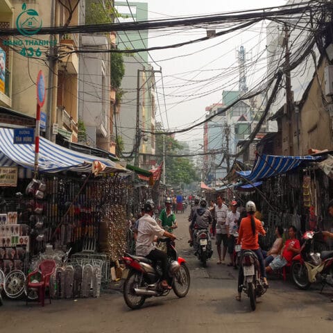 Chợ Tân Thành nhộn nhịp với các gian hàng phụ tùng xe máy cũ
