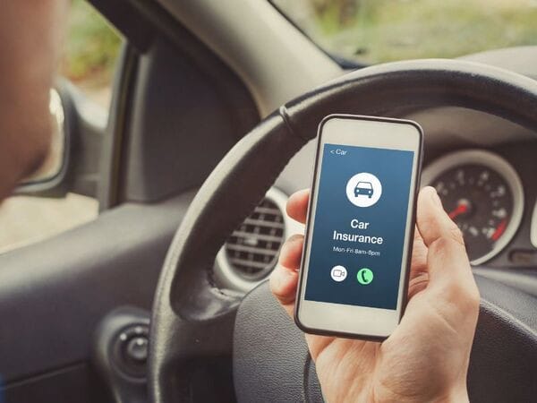 Chuyên viên tư vấn hỗ trợ tra cứu bảo hiểm xe ô tô online cho khách hàng