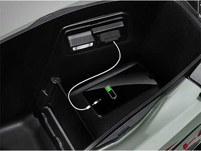 Cổng sạc USB tiện lợi trong hộc đựng đồ của xe AB 160 năm 2025