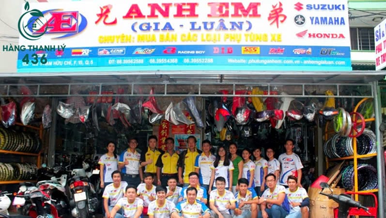 Cửa hàng Anh Em Gia Luân trưng bày đa dạng linh kiện xe máy cũ