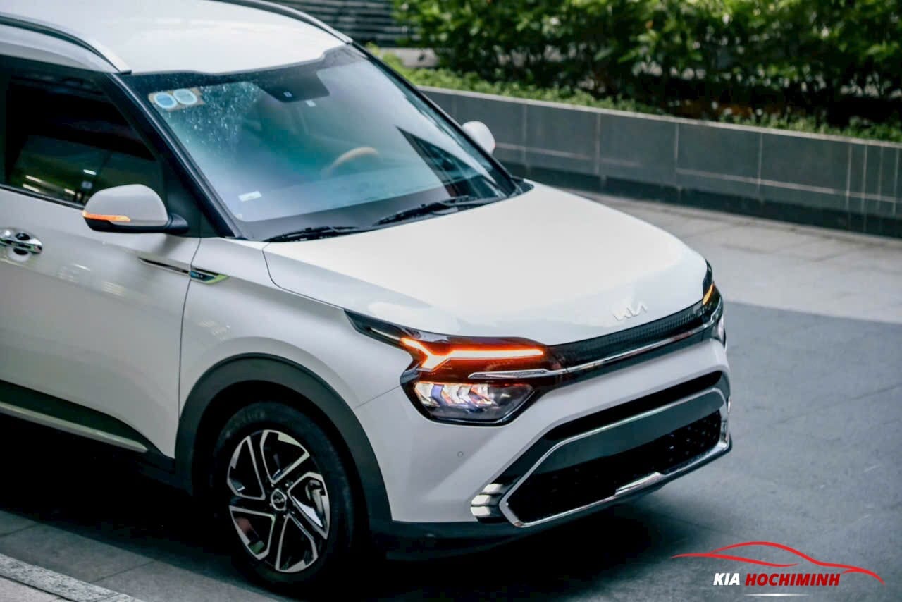 Cụm đèn 2 tầng Crown Jewel nổi bật của Kia Carens 2025