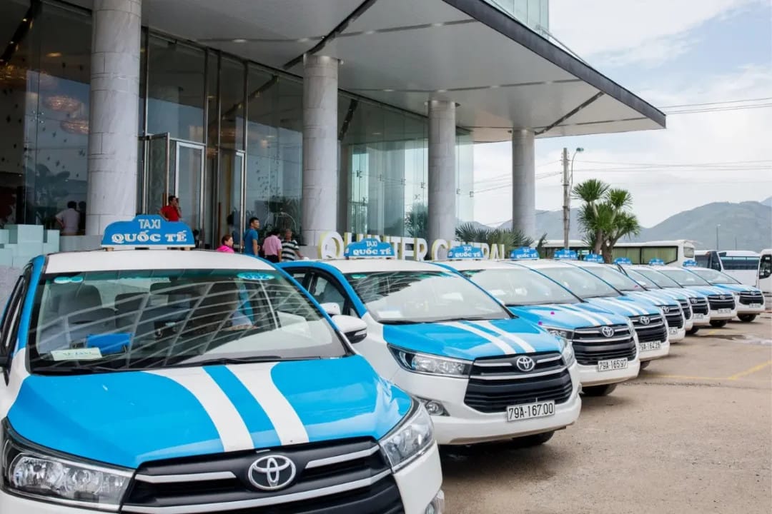Dàn xe taxi đậu chờ khách tại khu vực bến xe Nha Trang