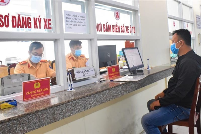 Đăng ký và làm thủ tục cấp biển số xe tại cơ quan chức năng