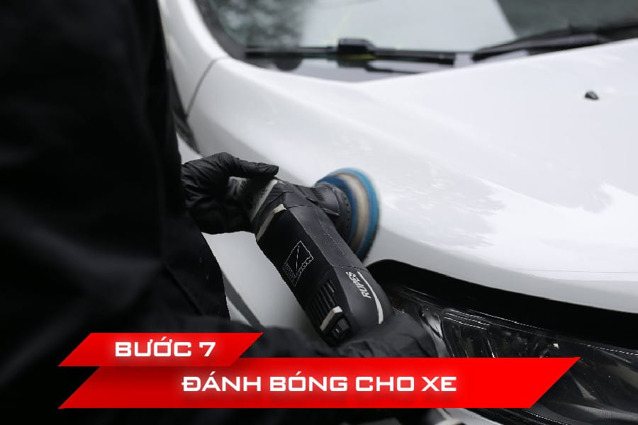 Đánh bóng lớp sơn xe ô tô sau khi hoàn tất quy trình