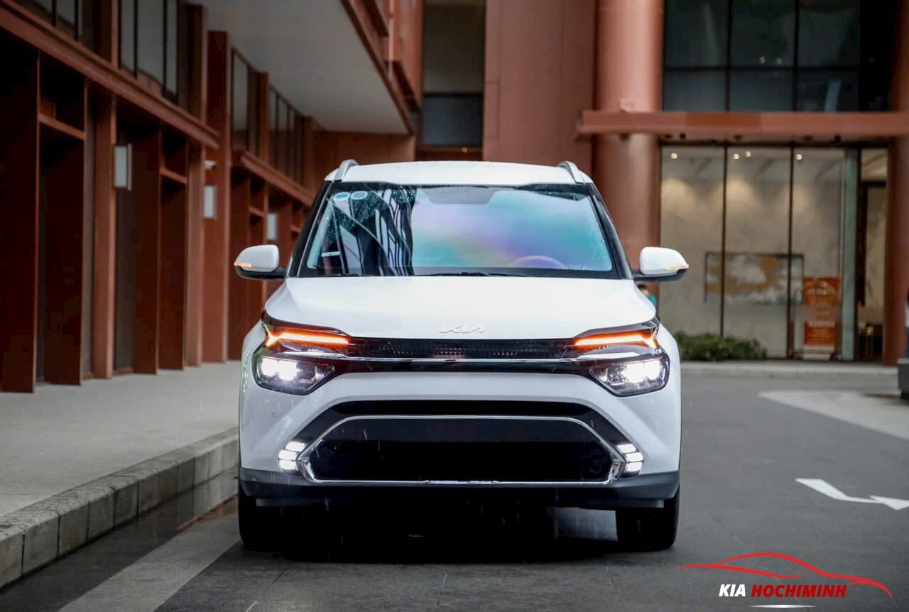 Đầu xe Kia Carens 2025 mềm mại với thiết kế mũi hổ đặc trưng