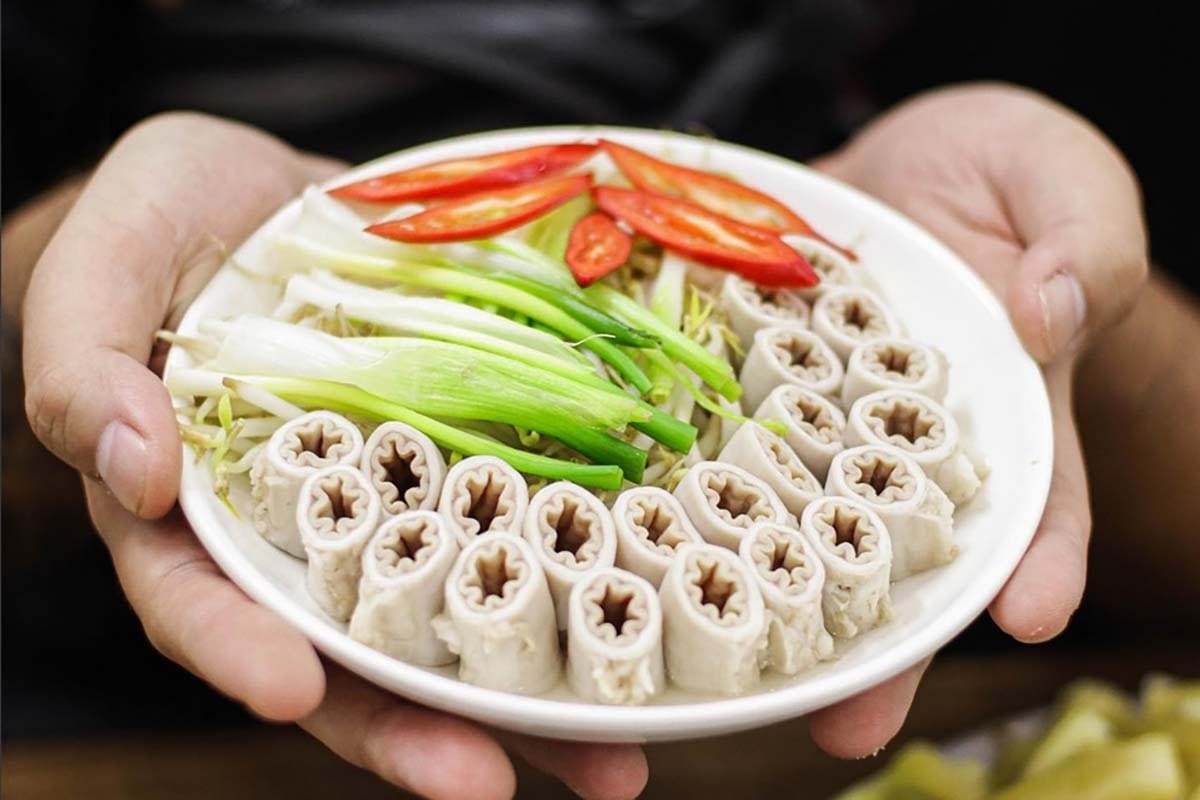 Đĩa lòng xe điếu luộc giòn, trình bày hấp dẫn với rau sống và nước chấm