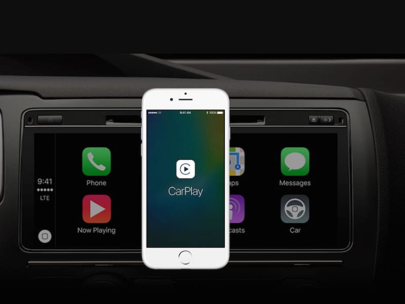 Điện thoại iPhone hiển thị giao diện kết nối CarPlay không dây