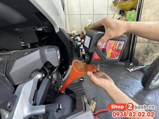 Dòng dầu nhớt xe tay ga tổng hợp cao cấp, giúp bảo vệ động cơ và kéo dài tuổi thọ xe tay ga.