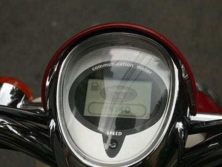 Đồng hồ điện tử hiện đại trên Honda Scoopy 50cc