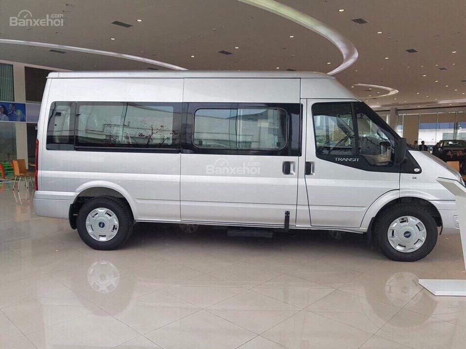 Dòng xe du lịch 16 chỗ phổ biến như Ford Transit, luôn sẵn sàng phục vụ các chuyến đi khám phá Quy Nhơn.