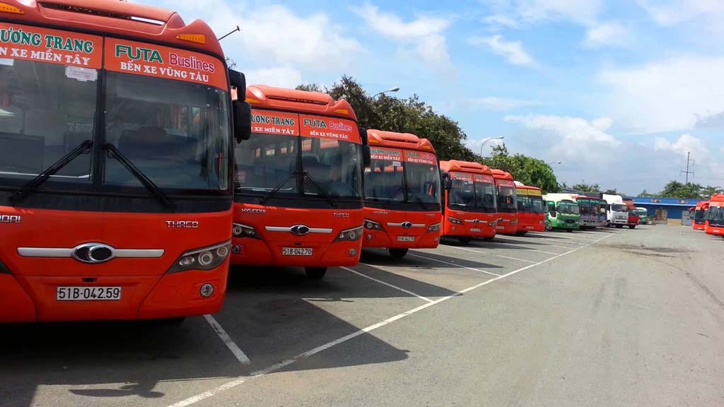 Dòng xe khách Phương Trang màu cam nổi bật tại bến xe Nha Trang, chuẩn bị khởi hành cho chuyến đi dài