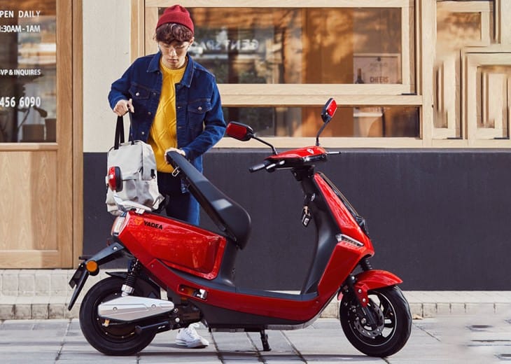 Dòng xe máy điện Yadea U-Like được trang bị xi nhan góc rộng, giúp bạn sang đường an toàn và tự tin hơn