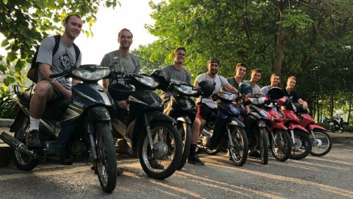 Du khách trải nghiệm dịch vụ thuê xe máy quận 1 để khám phá Sài Gòn nhộn nhịp
