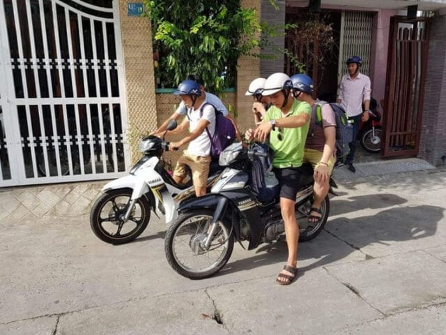 Du khách vui vẻ chuẩn bị khám phá Bình Dương bằng xe máy