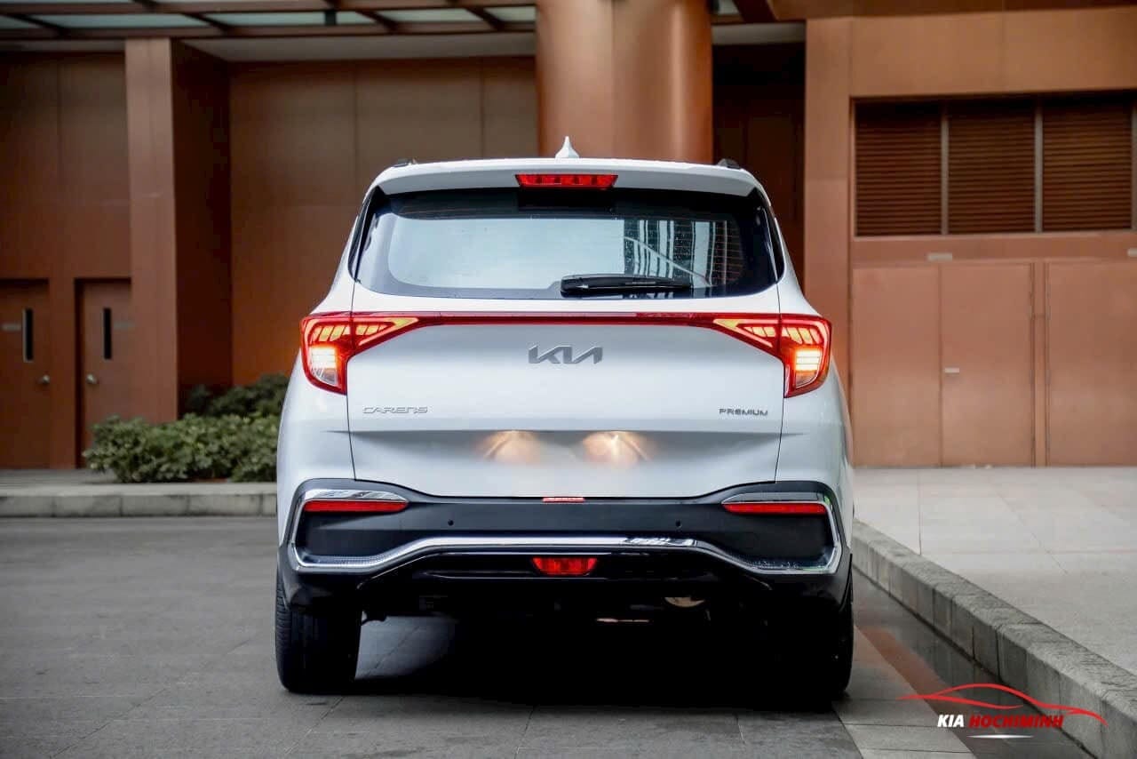 Đuôi xe Kia Carens 2025 vuông vức nhìn tương tự Sportage