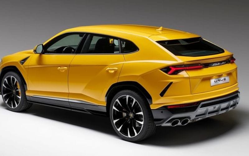 Đuôi xe Lamborghini Urus với thiết kế mạnh mẽ và hiện đại