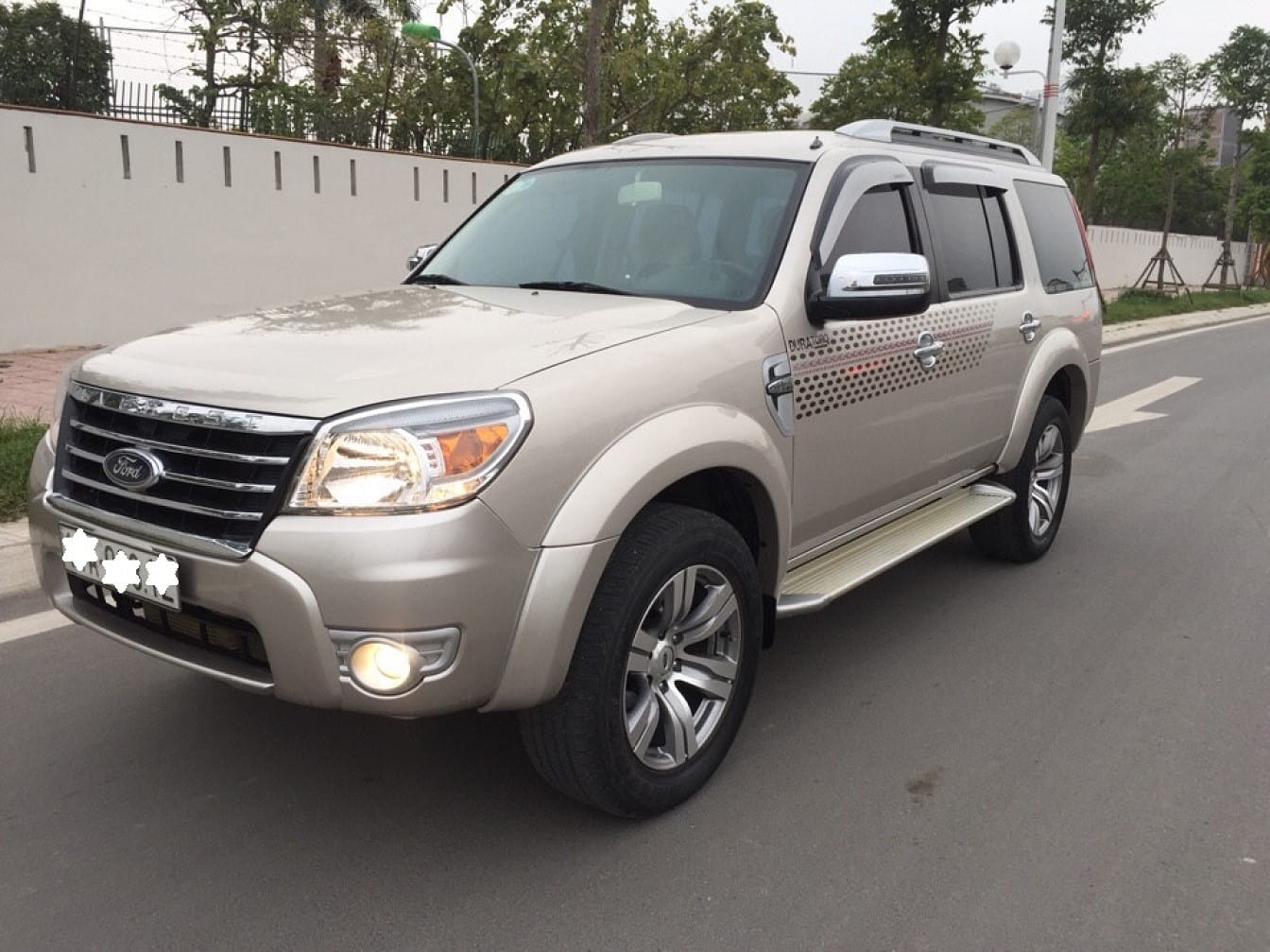 Ford Everest đời 2008 màu vàng cát, một chiếc SUV 7 chỗ cũ gầm cao lý tưởng dưới 300 triệu