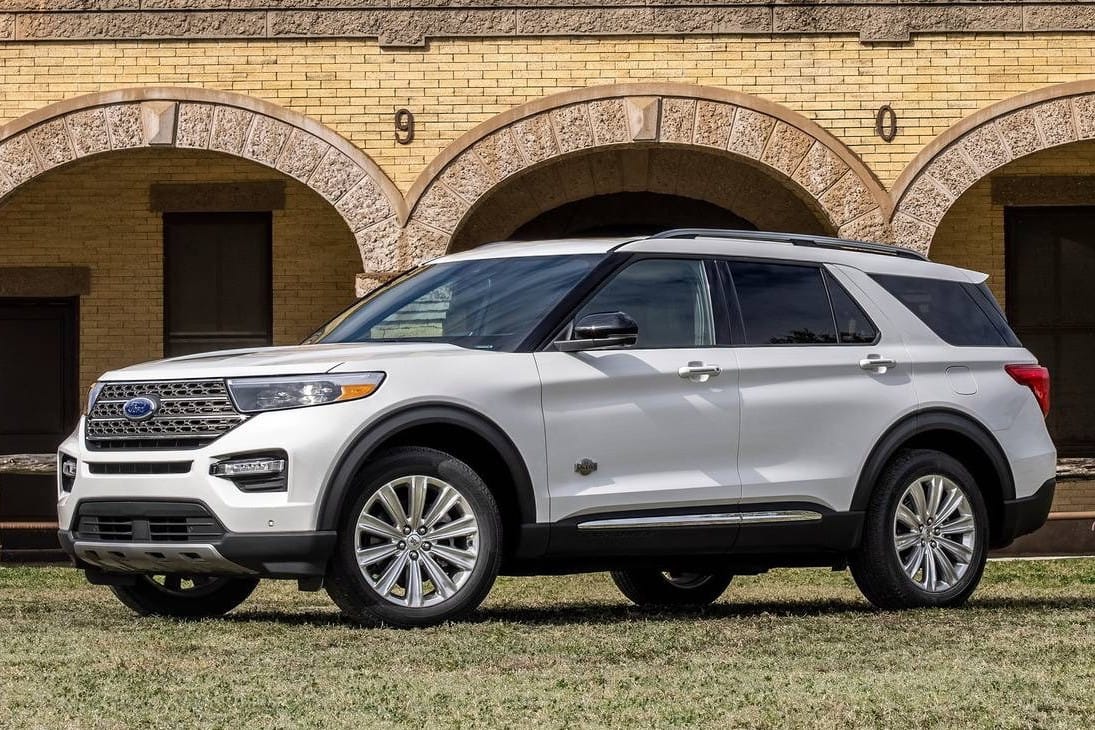 Ford Explorer 2022 màu đen, một trong các dòng xe SUV 7 chỗ nhập khẩu từ Mỹ.