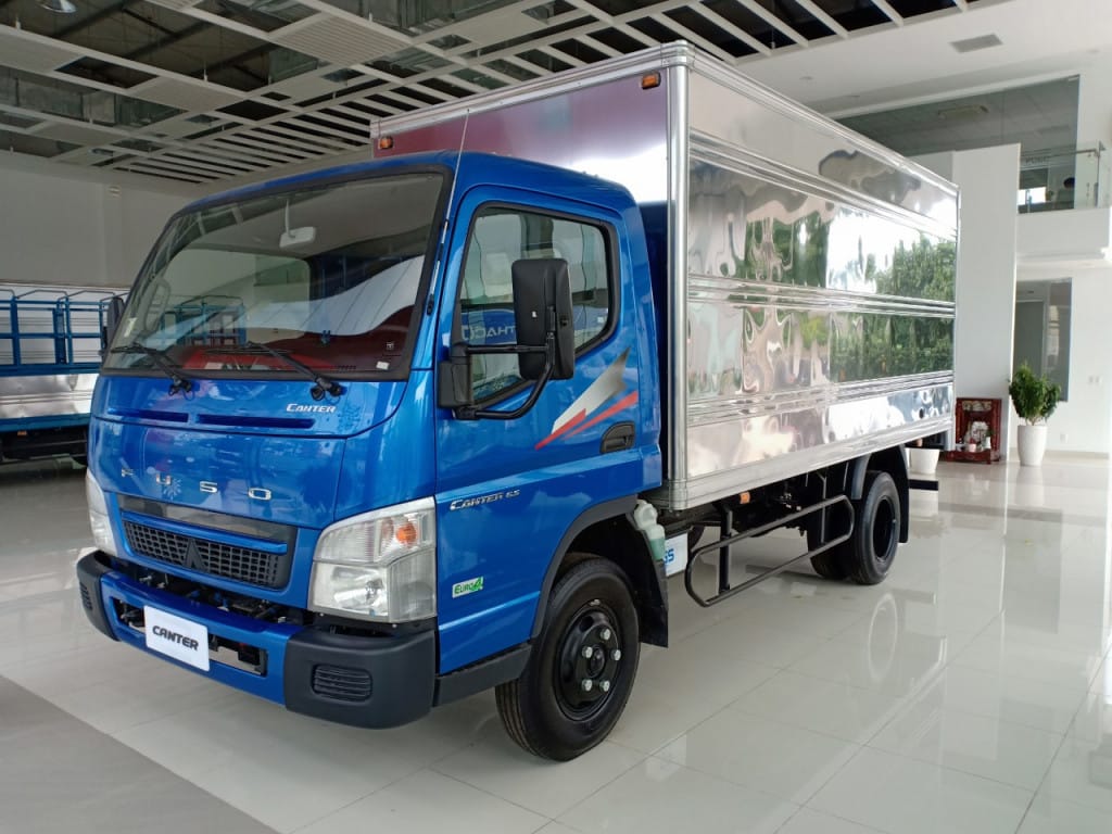 Fuso 3 5 tấn vận chuyển hàng hóa với độ bền cao và động cơ mạnh