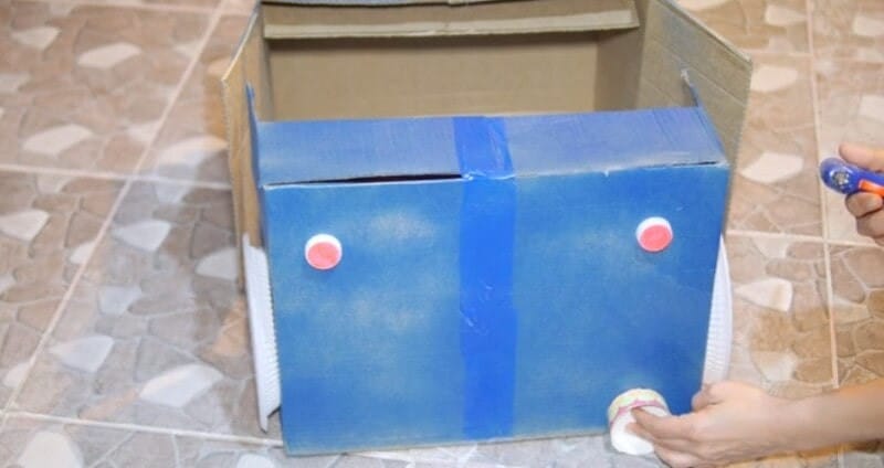Gắn đèn pha và trang trí chi tiết cho xe bằng bìa cát tông