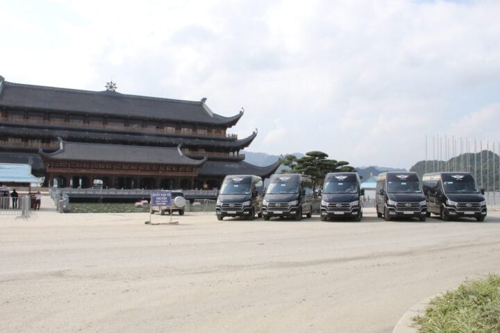 Ghế ngồi bọc da sang trọng trên xe limousine Hà Nội Hà Nam