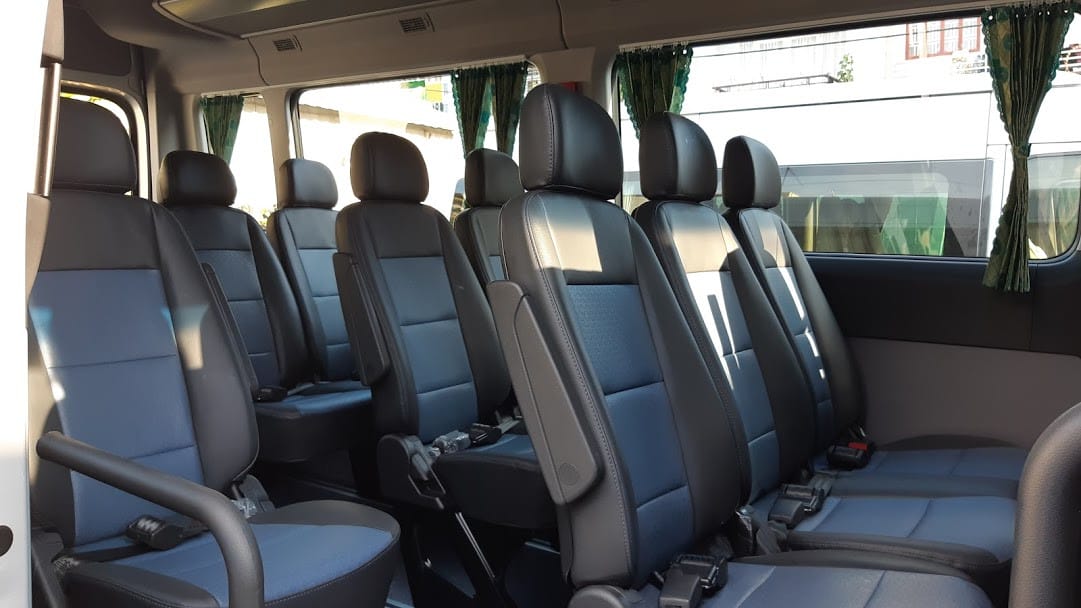 Ghế ngồi thoải mái và không gian nội thất hiện đại của xe Hyundai Solati 16 chỗ, lý tưởng cho việc thuê xe Quy Nhơn.