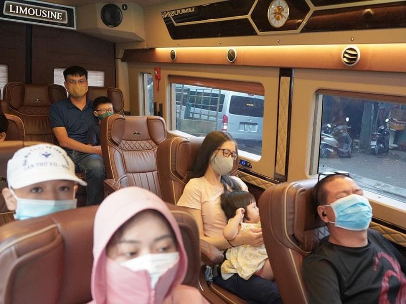 Ghế ngồi tiện nghi trên xe Limousine Nam Định Hà Nội của X.E Vietnam.