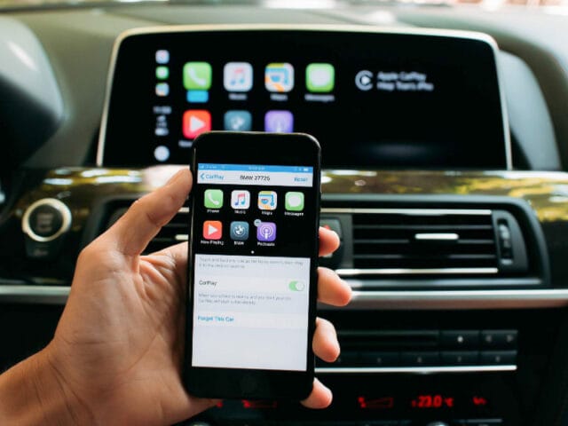 Giao diện kết nối Apple CarPlay không dây hiển thị trên màn hình xe hơi