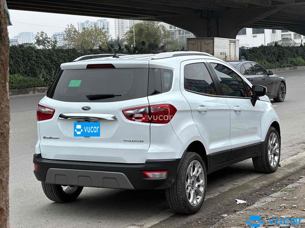 Góc nhìn phía sau của Ford EcoSport 2021, thể hiện sự cá tính và mạnh mẽ của dòng xe SUV đô thị.