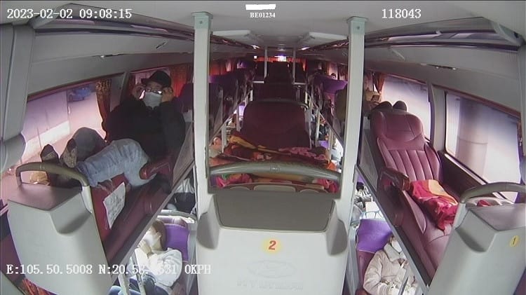 Góc nhìn từ camera hành trình trên xe khách, cho thấy tình trạng hành khách