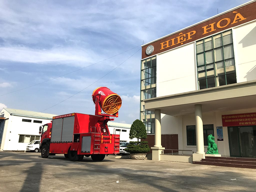 Góc nhìn từ phía trước của xe cứu hỏa đa năng trên đường